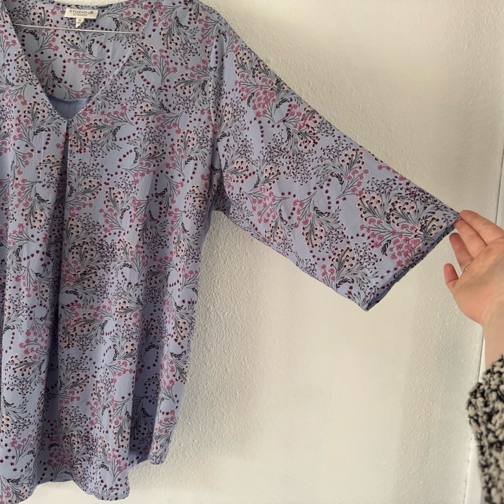 Pleat Front Ditsy Floral Blouse V Neck 3/4 Sleeve 2X Studio B Bobeau - Picture 4 of 10